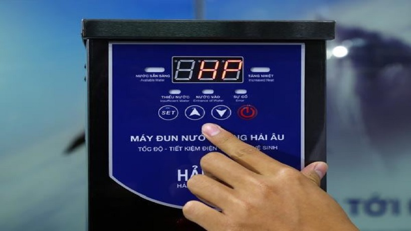 bảng điều khiển của máy đun nước nóng